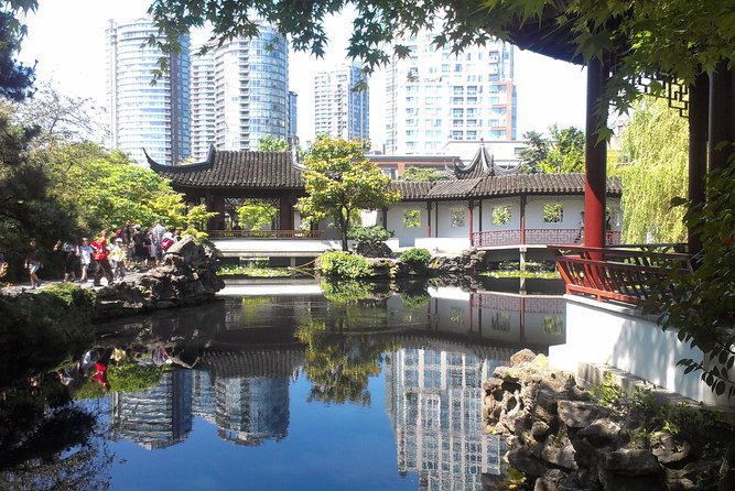 Private Tour: Gardens of Vancouver - VanDusen Botanical Garden and the Elizabethan hedge maze