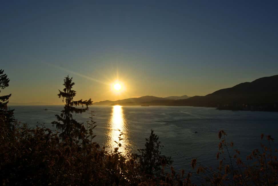 Sunset Bus Tour: Stanley Park & English Bay Photostops - Quick hits before you ride