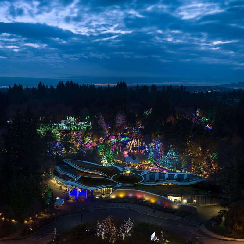 Vancouver: Christmas Lights Karaoke Trolley Tour - English Bay Beach: best use of the second 25-minute break