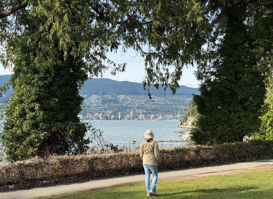 Vancouver City Tour+VipCar+Stanley Park+ChinaTown/SmallGroup - English Bay to the West End: Inukshuk and A-MAZ-ING Laughter