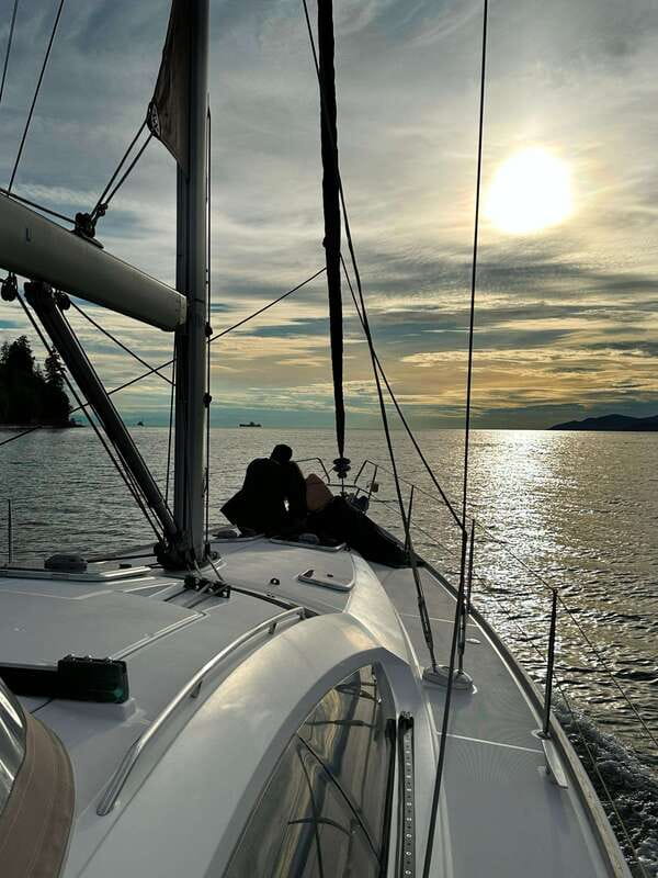 Vancouver: Mosquito Creek and English Bay Sailboat Cruise - English Bay at cruising speed: snacks, drinks, and marine-life watching