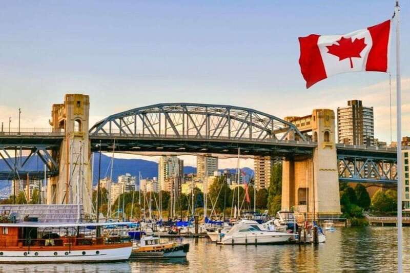 Vancouver : Must-See Attractions Walking Tour With A Guide - Granville Island: Market Time + Photo Stops Without the Rush