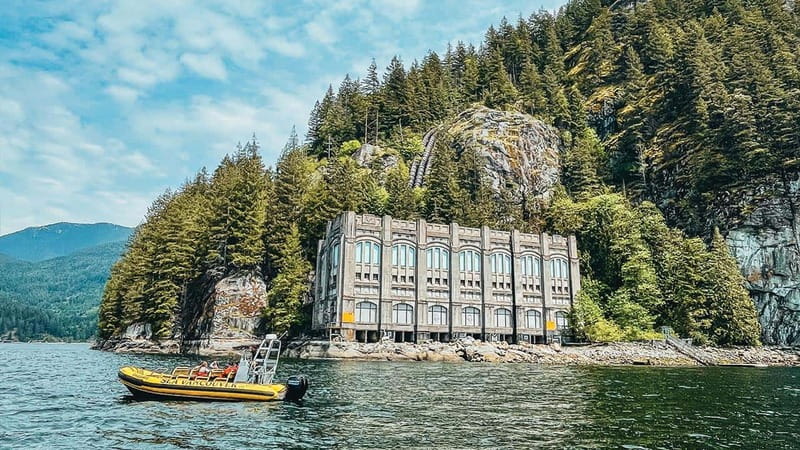 Vancouver: Waterfront Sightseeing Tour - City and Waterfall - Siwash Rock to Coal Harbour: getting the city rhythm from the water